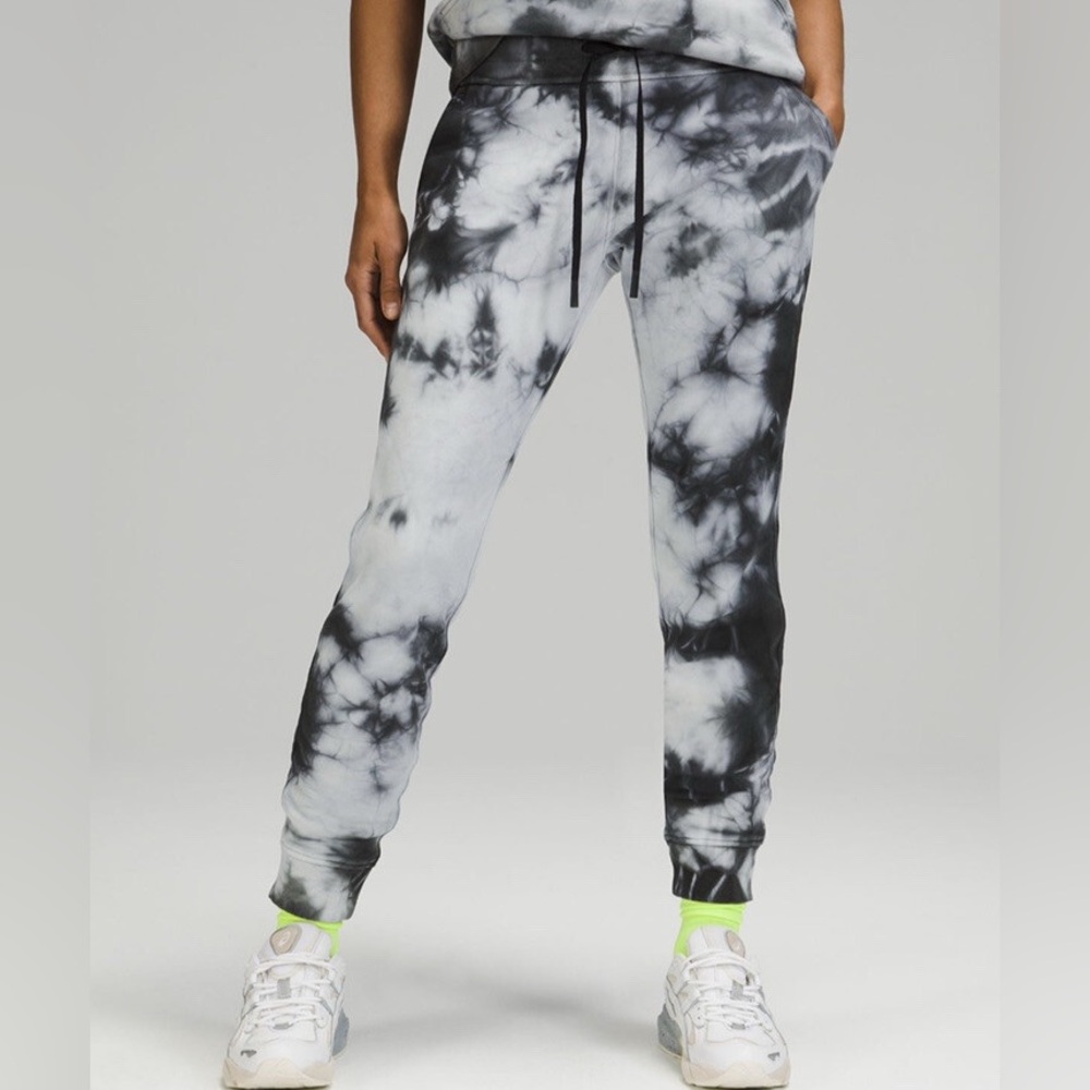 Euc lululemon athletica Black & White Diamond Dye Jogger Pants warm down size 10